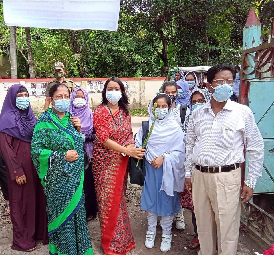 উৎসবমুখর পরিবেশে খুলেছে শিক্ষা প্রতিষ্ঠান, গানে গানে ছাত্রদের ক্লাস শুরু